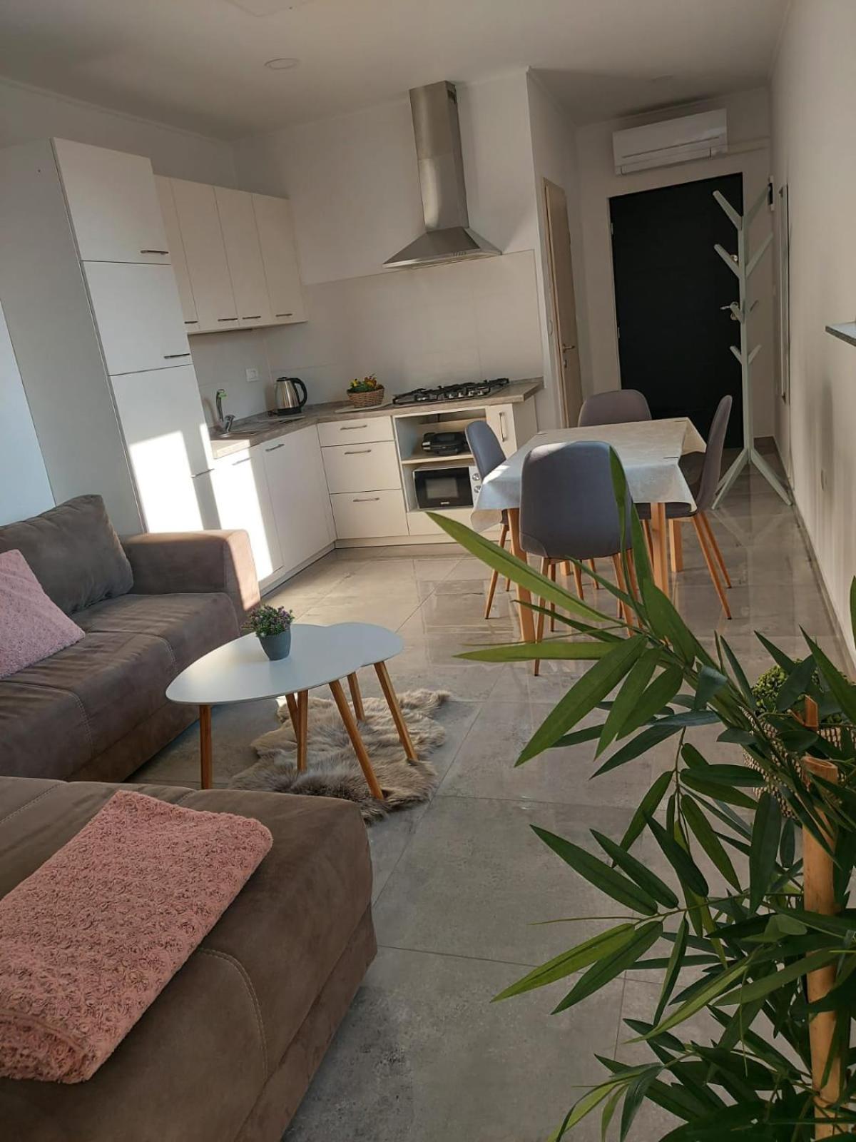 Apartma Marino *